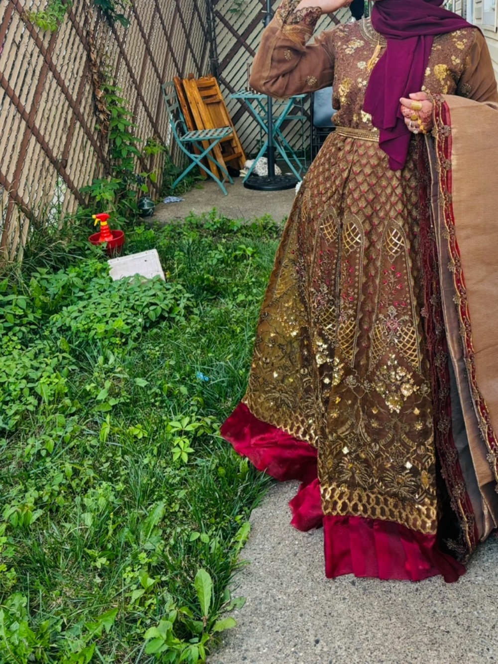 Elegant Brown and Gold Embroidered Women's Dress
Used only once for 2h that’s it